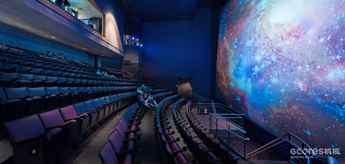 IMAX 硕大的尺寸和弯曲的屏幕，带来更好的观影体验