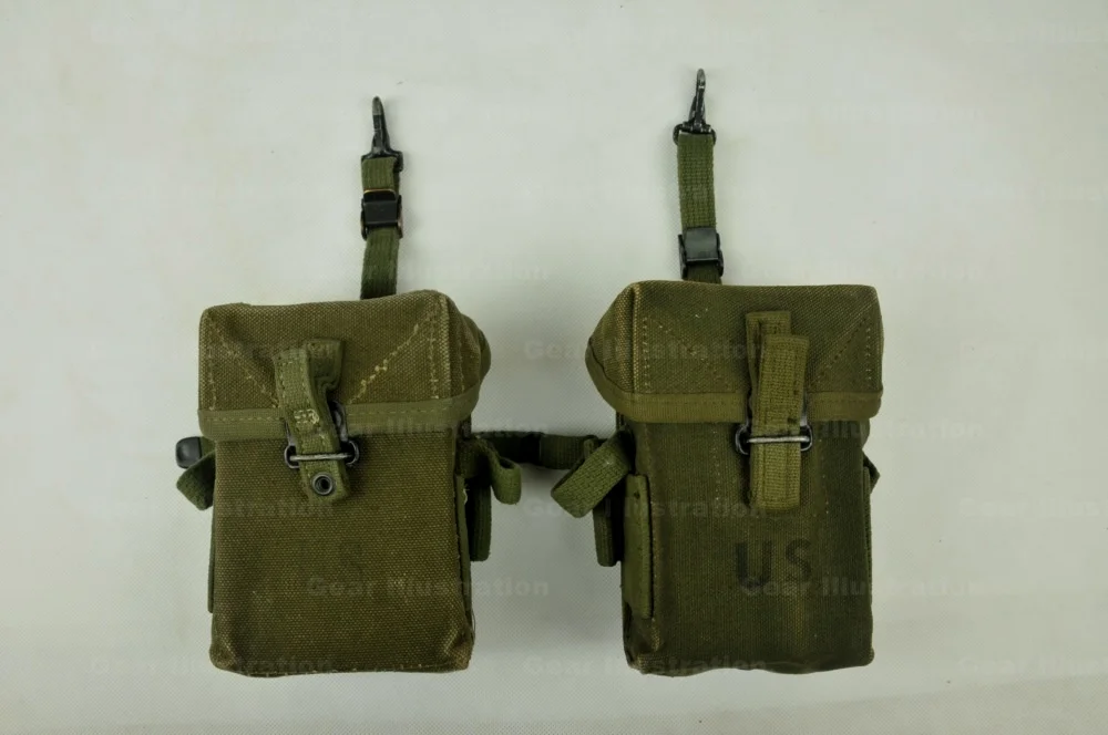 M-1956 LCE装具的M-14步枪弹匣包，左边是早期版，右边是后期版
