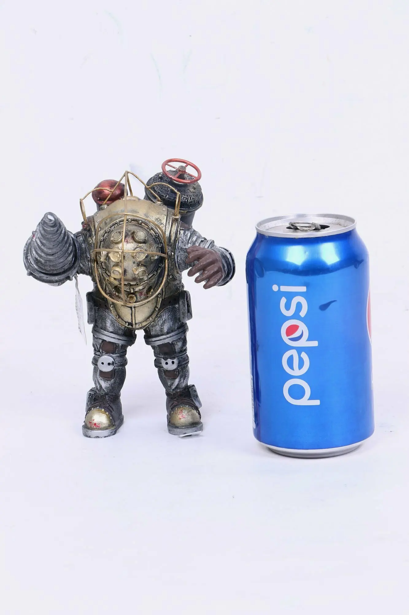 拍卖网站的大老爹小雕像
（网址：https://www.auctionninja.com/waterbury-auction-gallery/product/bioshock-2-subject-delta-sculpture-action-figure-new-with-tag-304764.html）