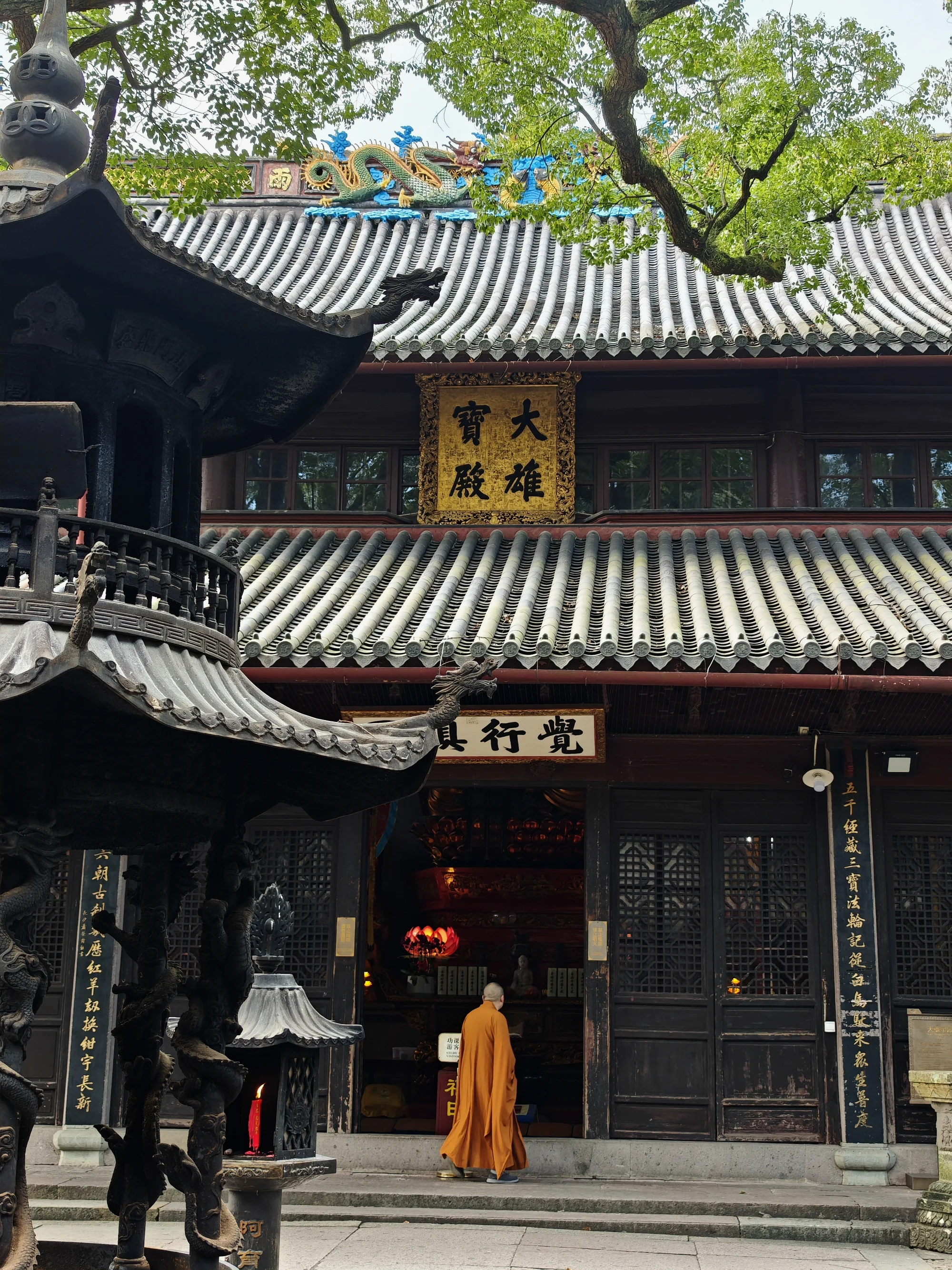 僧人走向大雄宝殿