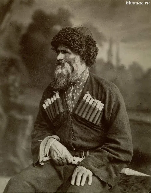 这是一位印古什老人，莫斯考博威腰带上挂着一把勘查，高加索山民的男性早在青春期就开始佩戴它，几乎一直佩戴到死，拍摄时间为19 世纪下半叶。
