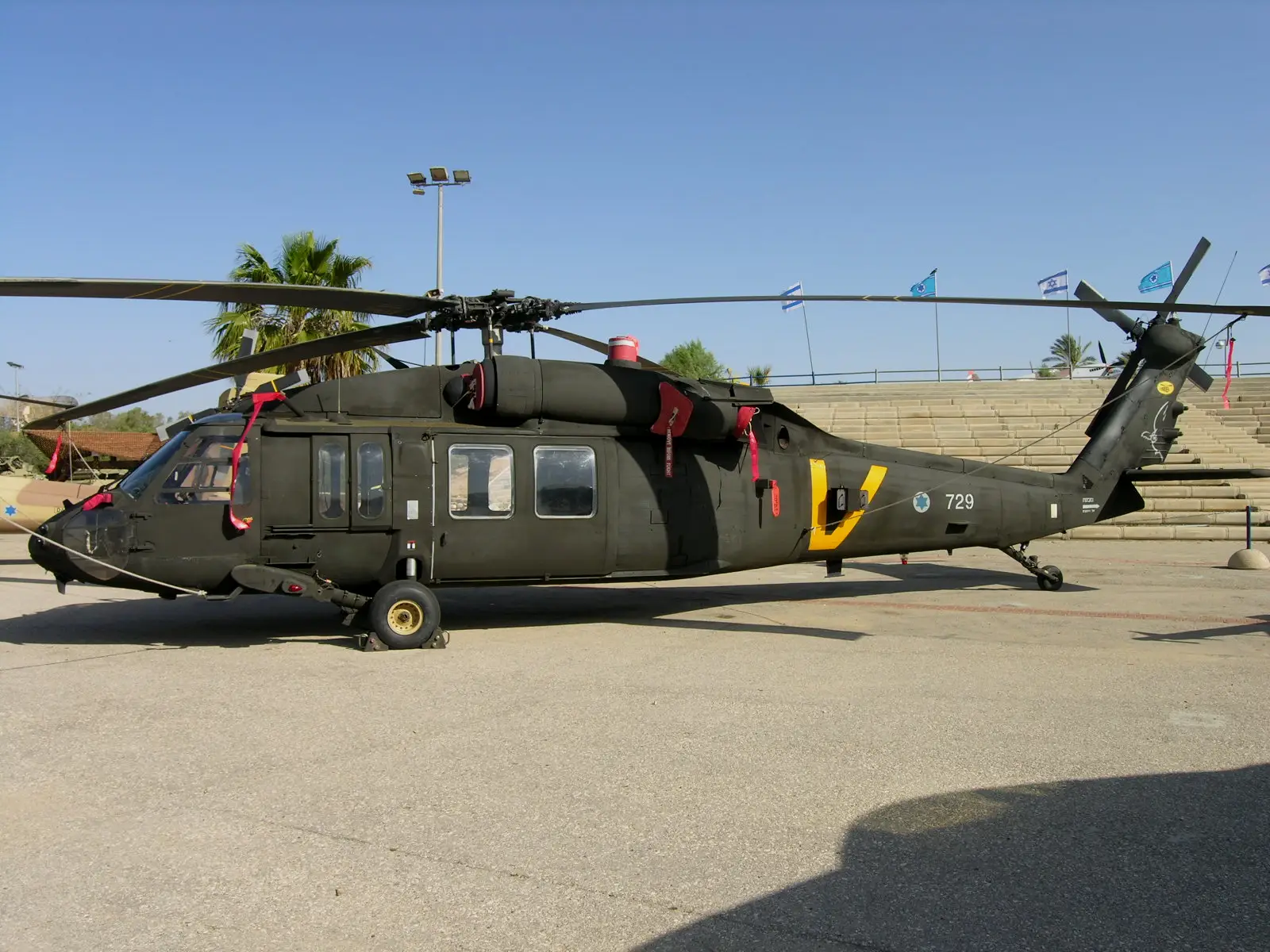 这架黑色的“猫头鹰”是曾经装备过美国陆军的UH-60A，垂尾上的橙色队徽表示它属于第123中队