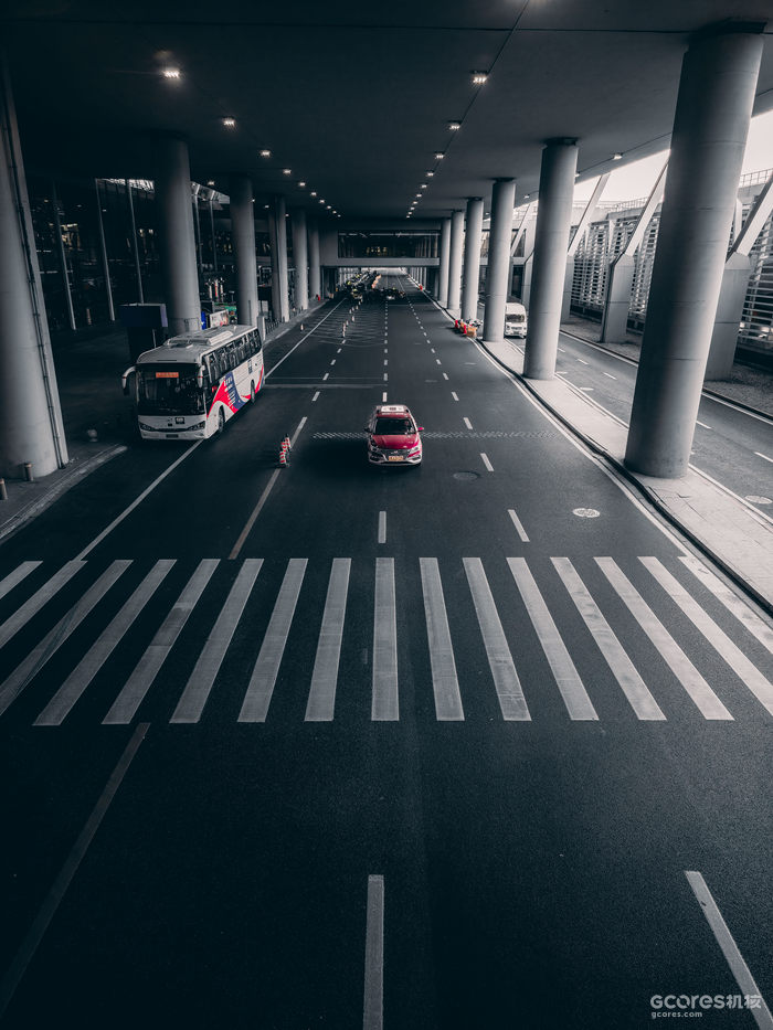 浦东机场,前往去地铁的路上
