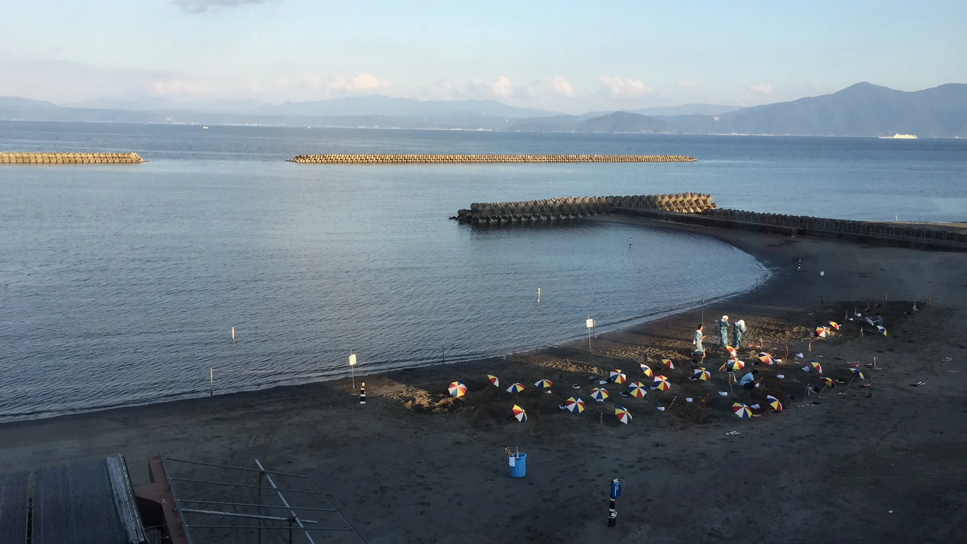 太阳很足时，会在照片左下角的棚子里砂浴。感觉景色会大打折扣