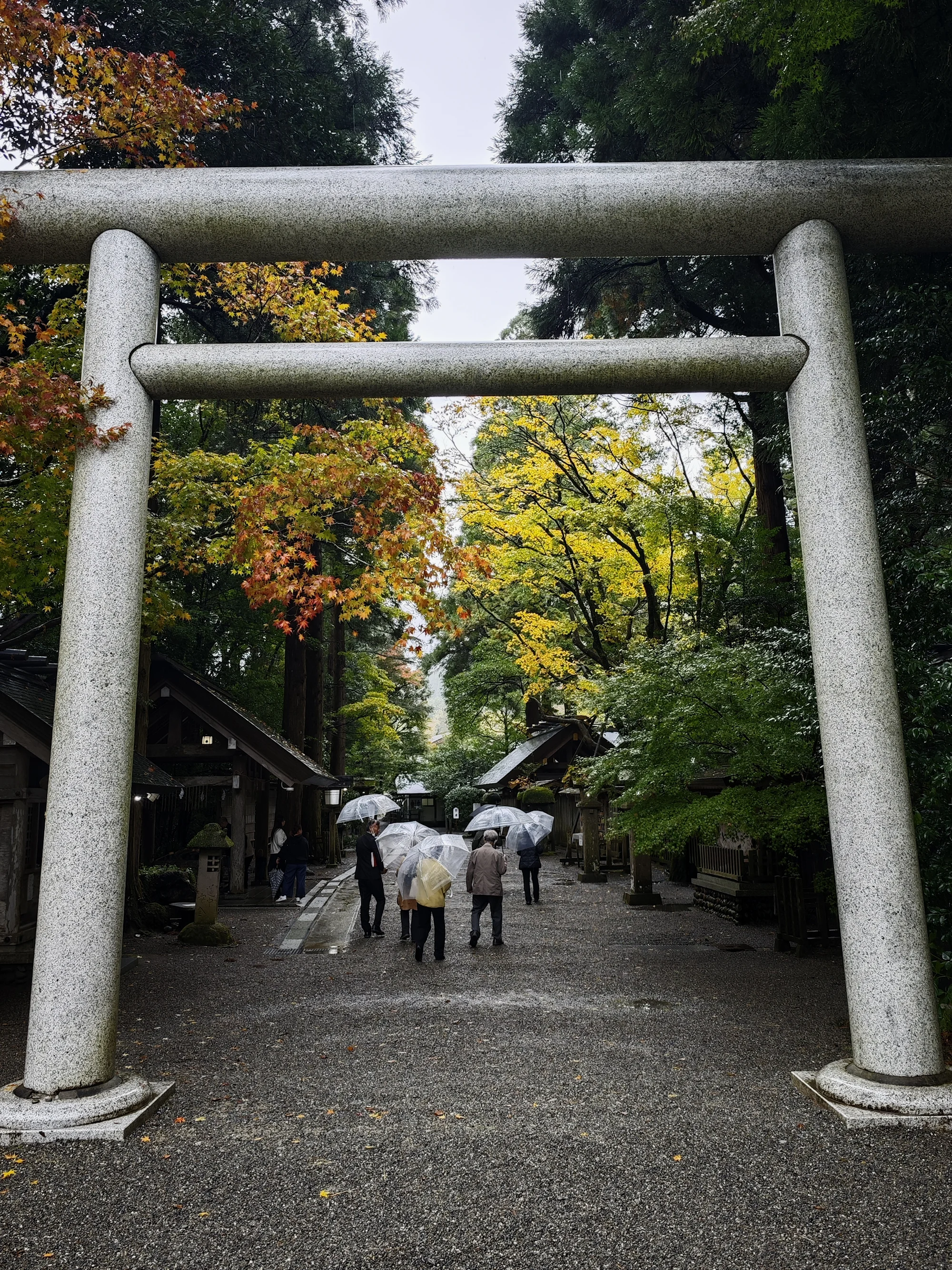 神社外的花岗岩鸟居