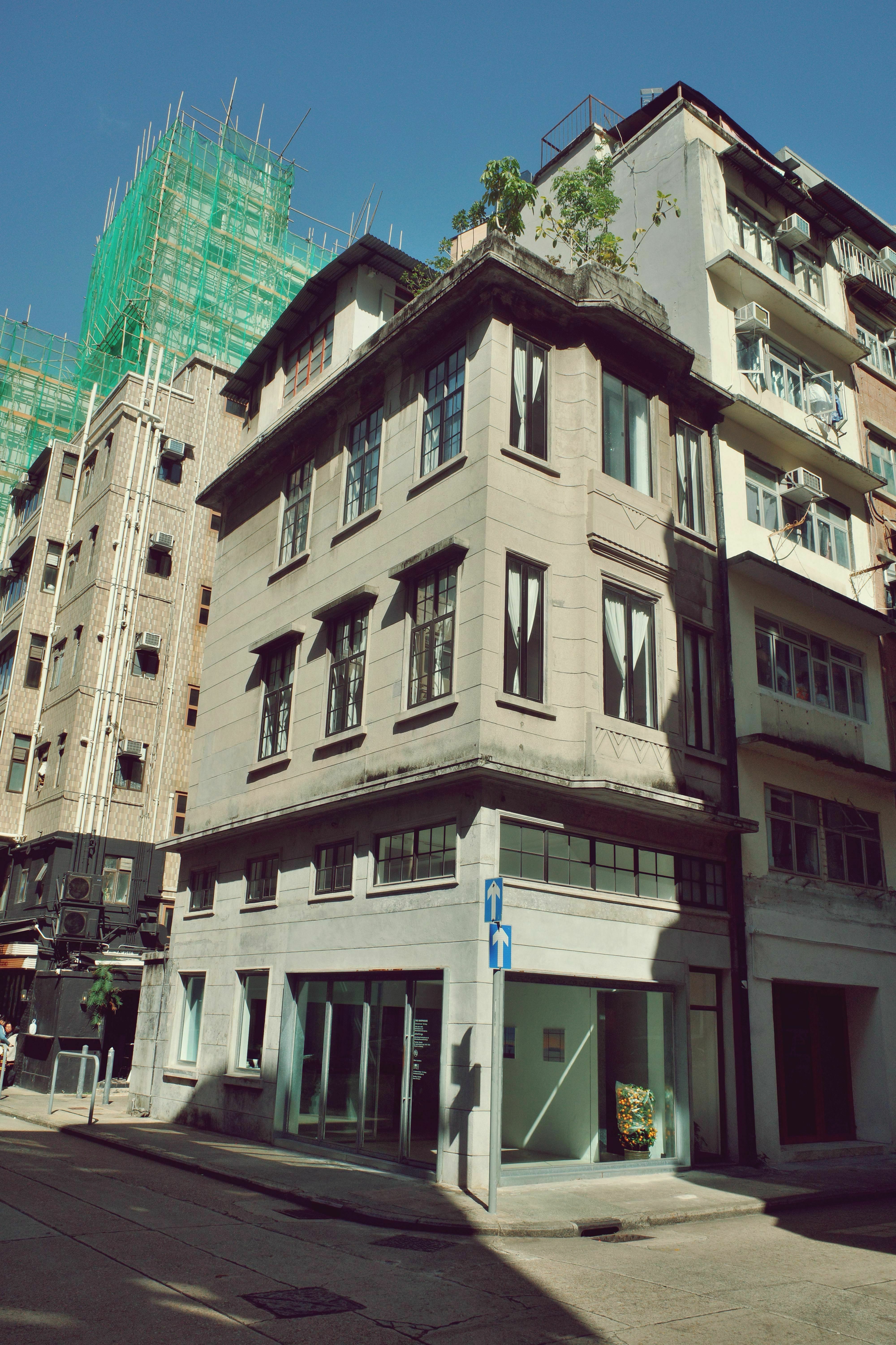 在这座建筑的正立面上，可以看到一些几何形状的设计，尤其是在窗框和墙体细节中，三角形图案是该风格典型的装饰性特征。Art Deco风格特别喜欢使用直线、锐角和对称的几何图案，这些元素给建筑带来了现代感，同时又不失装饰性。