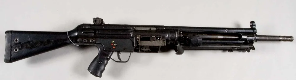 HK21右视图，右边的小握把是拆枪管用的