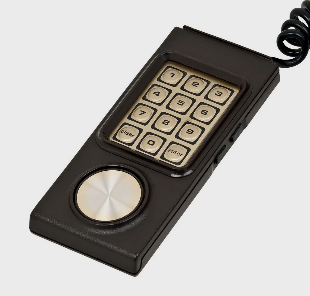 “智视”主机的控制器 底部旋钮控制游戏中物体移动角度 侧面有四个按键 是游戏中的功能键 中间的数字键可以控制电视 也可以控制游戏中更复杂的功能