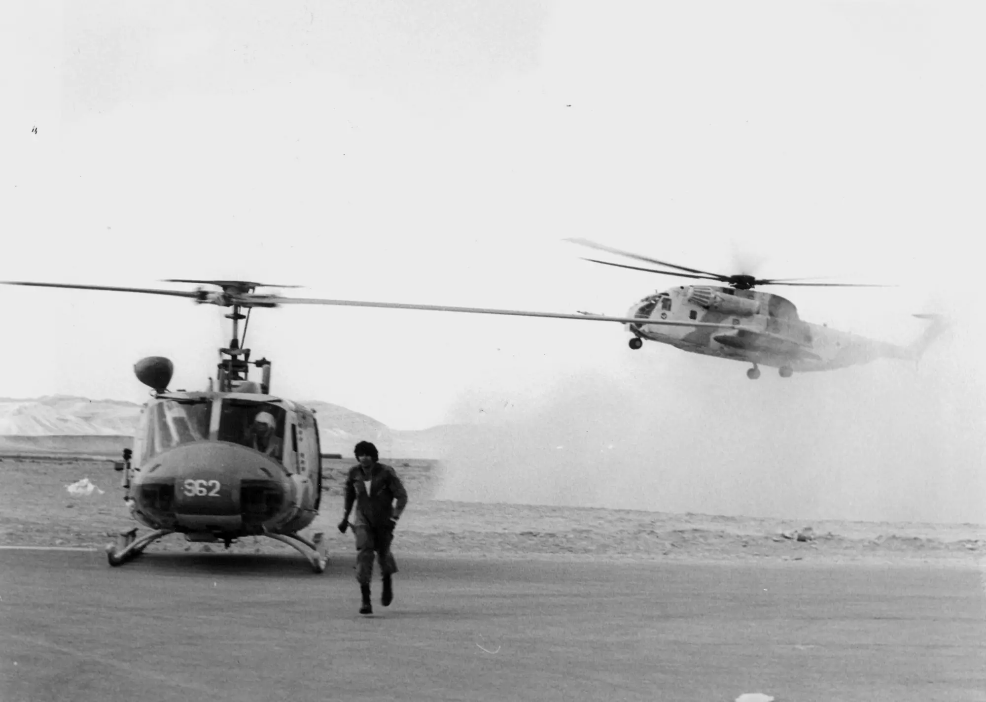 赎罪日战争期间的贝尔205，背后是一架CH-53