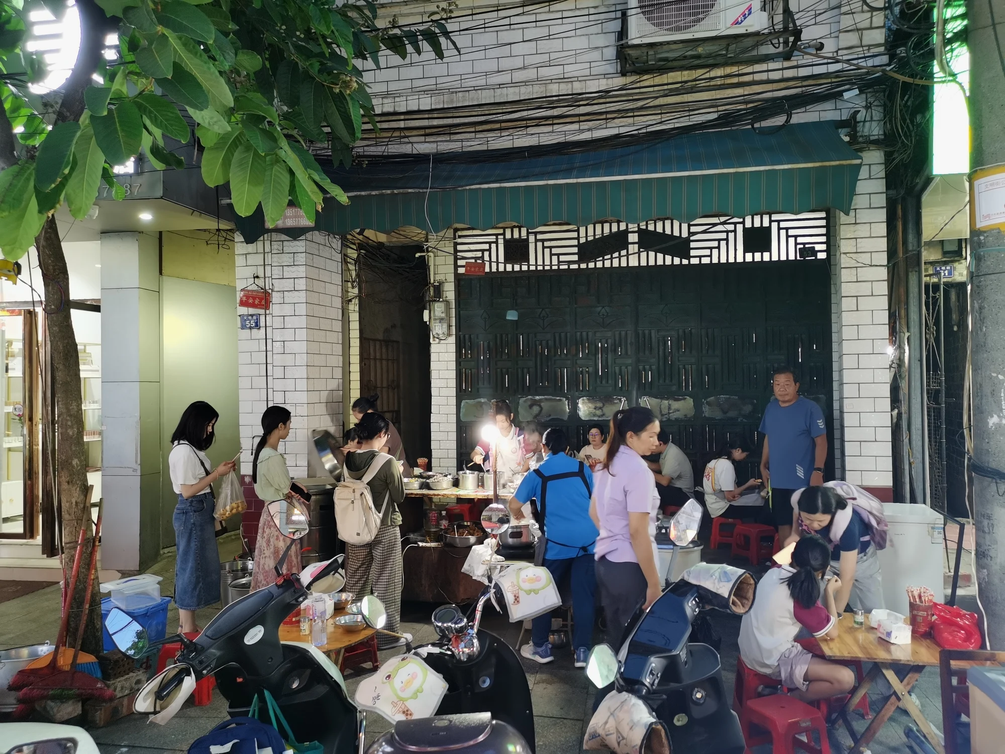 下岗街夜市的一角卖着卷筒粉，看着其貌不扬，里头用料却十分丰富，如今想来也觉得意犹未尽