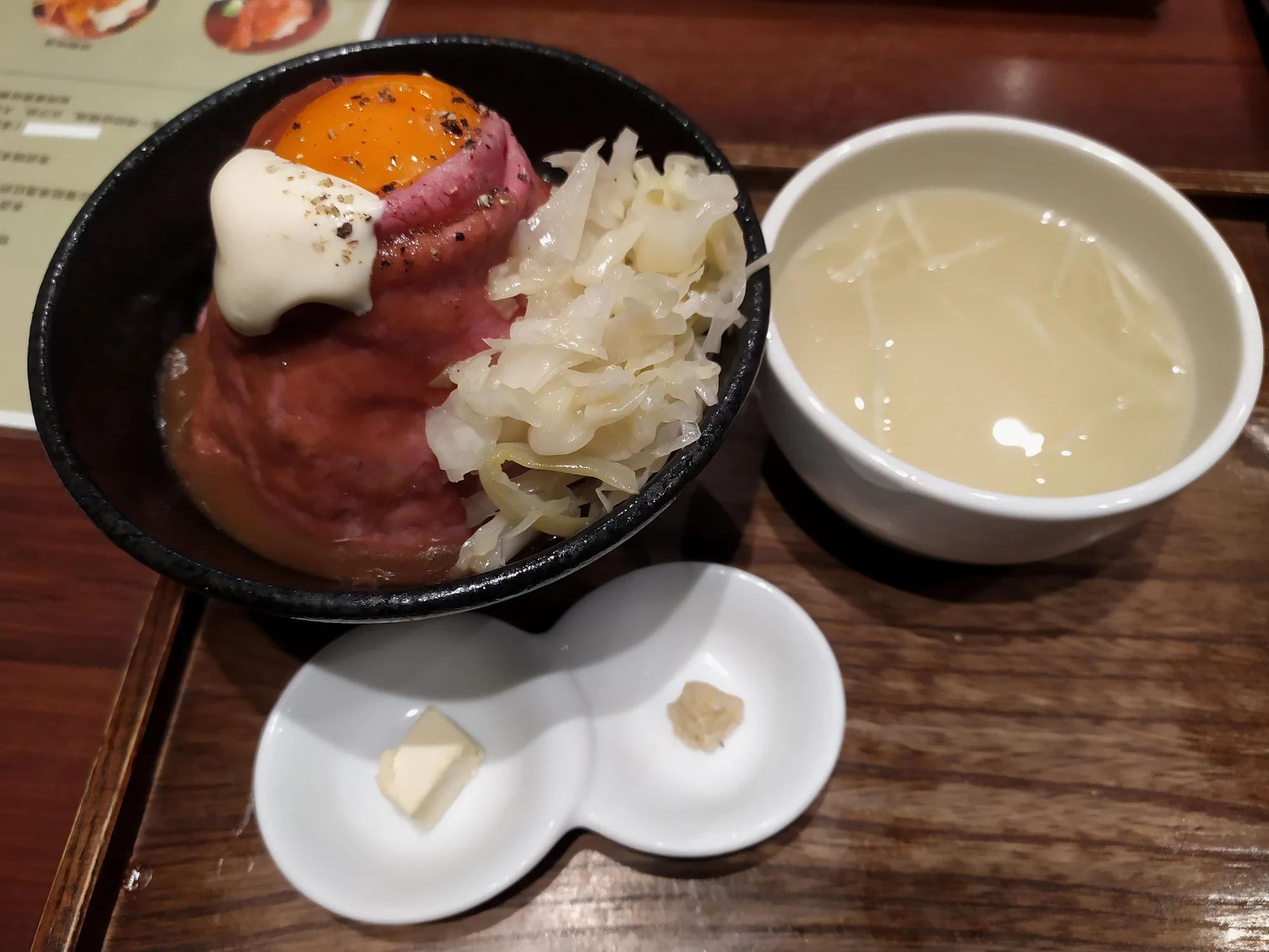 大野的和牛饭。味道不错，那个清汤一般的牛肉汤真的非常好喝。