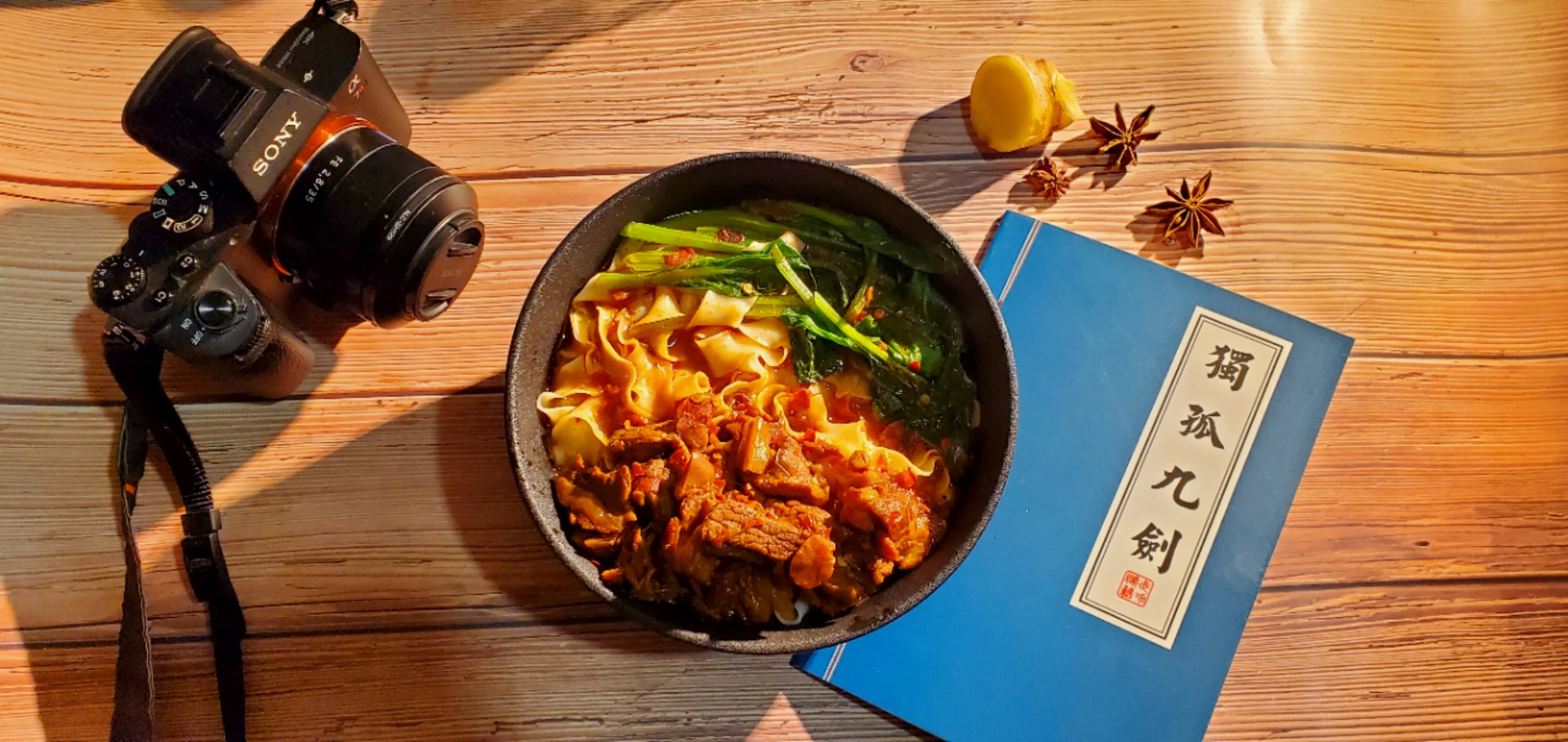 自制红烧牛肉面，左上角就是我现在的主力机sony α7R2