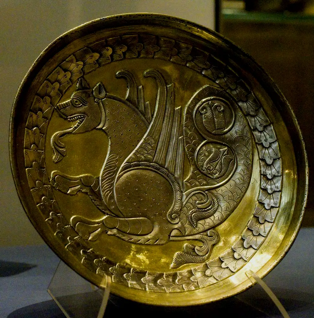 萨珊帝国时期的银盘，上面刻画着斯摩夫的形象