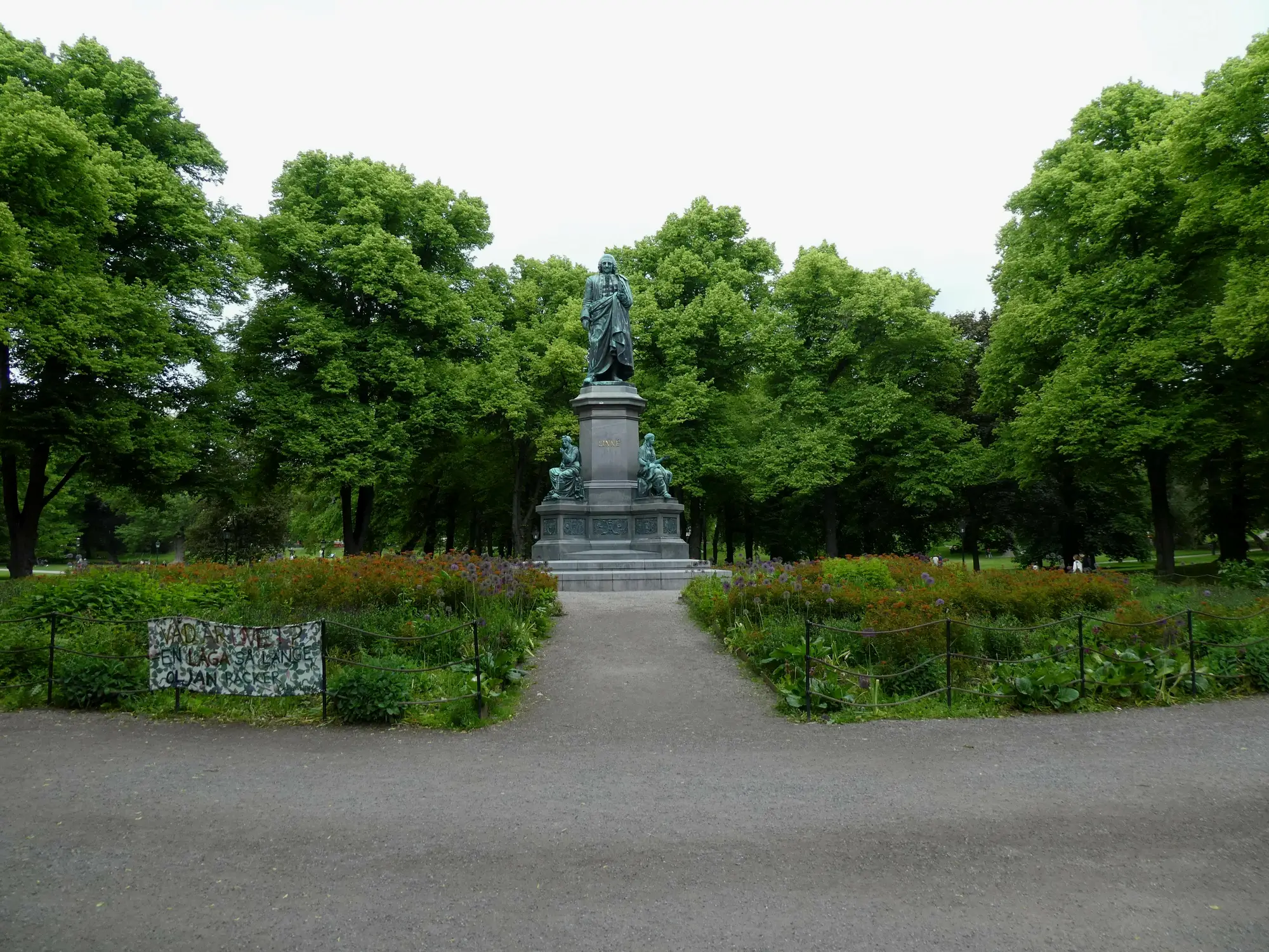 卡尔·冯·林奈（Carl von Linné）雕像位于胡姆雷格登（Humlegården），肯定比游戏中的雕像要大，装饰也更华丽