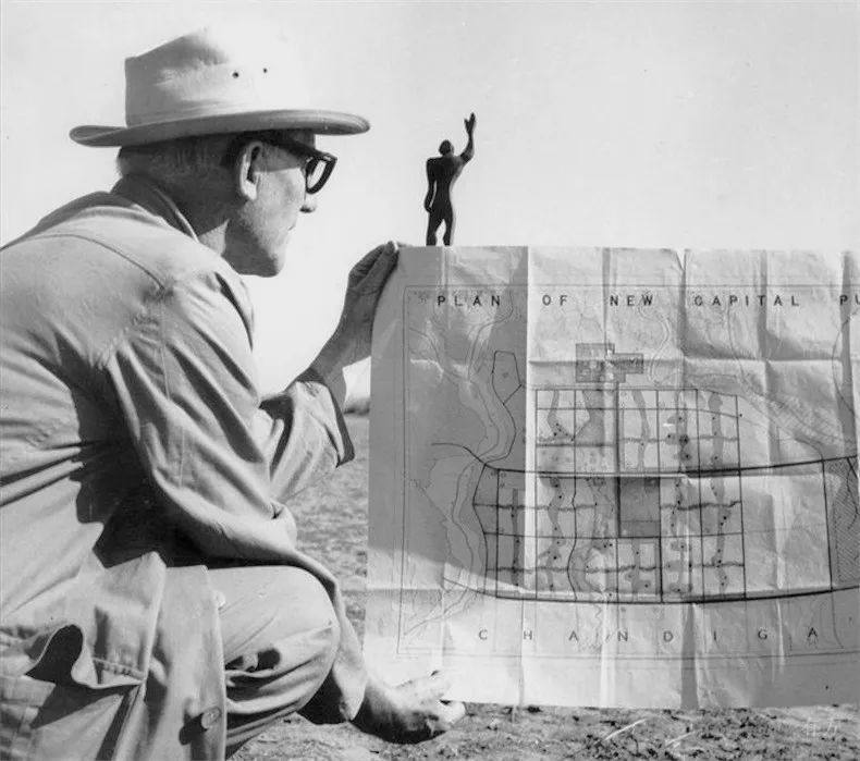 昌迪加尔规划（1951年--）。图为柯布西耶正在查看规划蓝图