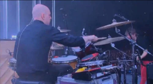 一张在 Radiohead 2008 巡演中拍摄，含有 Nord Drum 的照片。