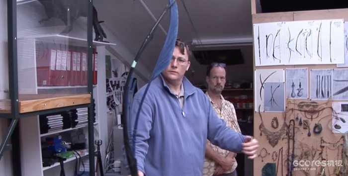 作为纳威人文化的一部分，工作人员正在设计他们使用的弓箭
