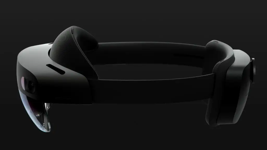 以Hololens2为代表的Optical pass through类MR设备，利用透明材料真实透视，更接近理想状态的眼镜形态，环境适应性强，对于环境光源影响成像程度很小