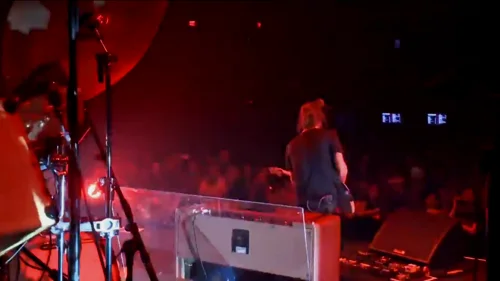 在 Atoms for Peace 2013年巡演的一张照片。除了这台 AC30的身影，我们还可以看到为了给鼓隔音的塑料板。