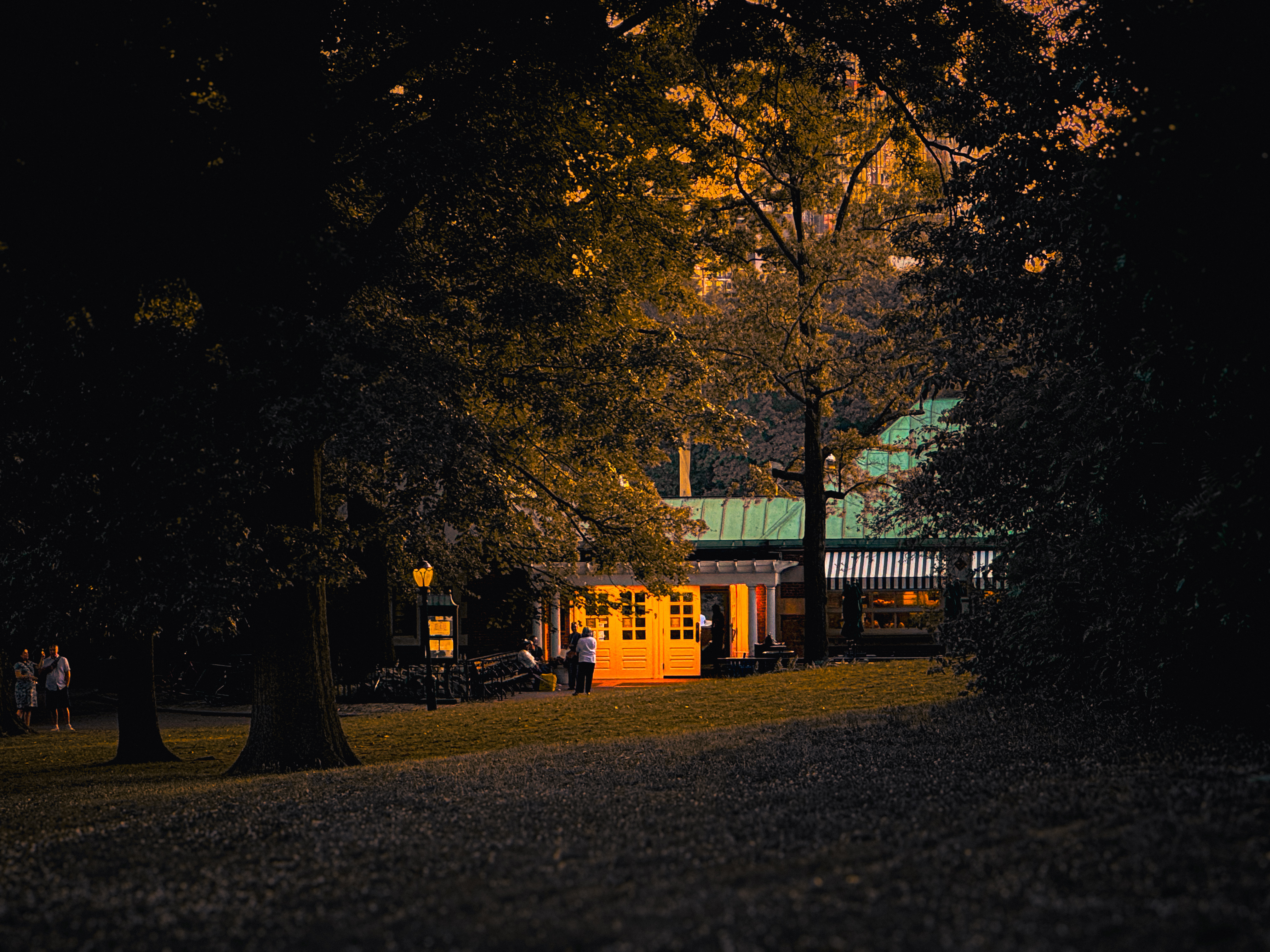 夕陽下的公園建築