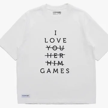 评论+分享+点赞抽送一位获得「Do not love you, her or him, but games! 」短袖T恤