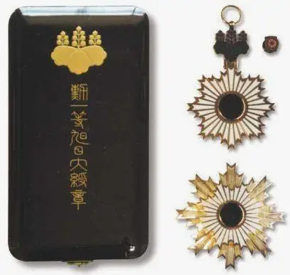 一等旭日大绶章，是明治时代日本政府设立的相当高等级的荣誉，一般被授予维新重臣，达官显贵，而李梅作为外国人被授予此殊荣