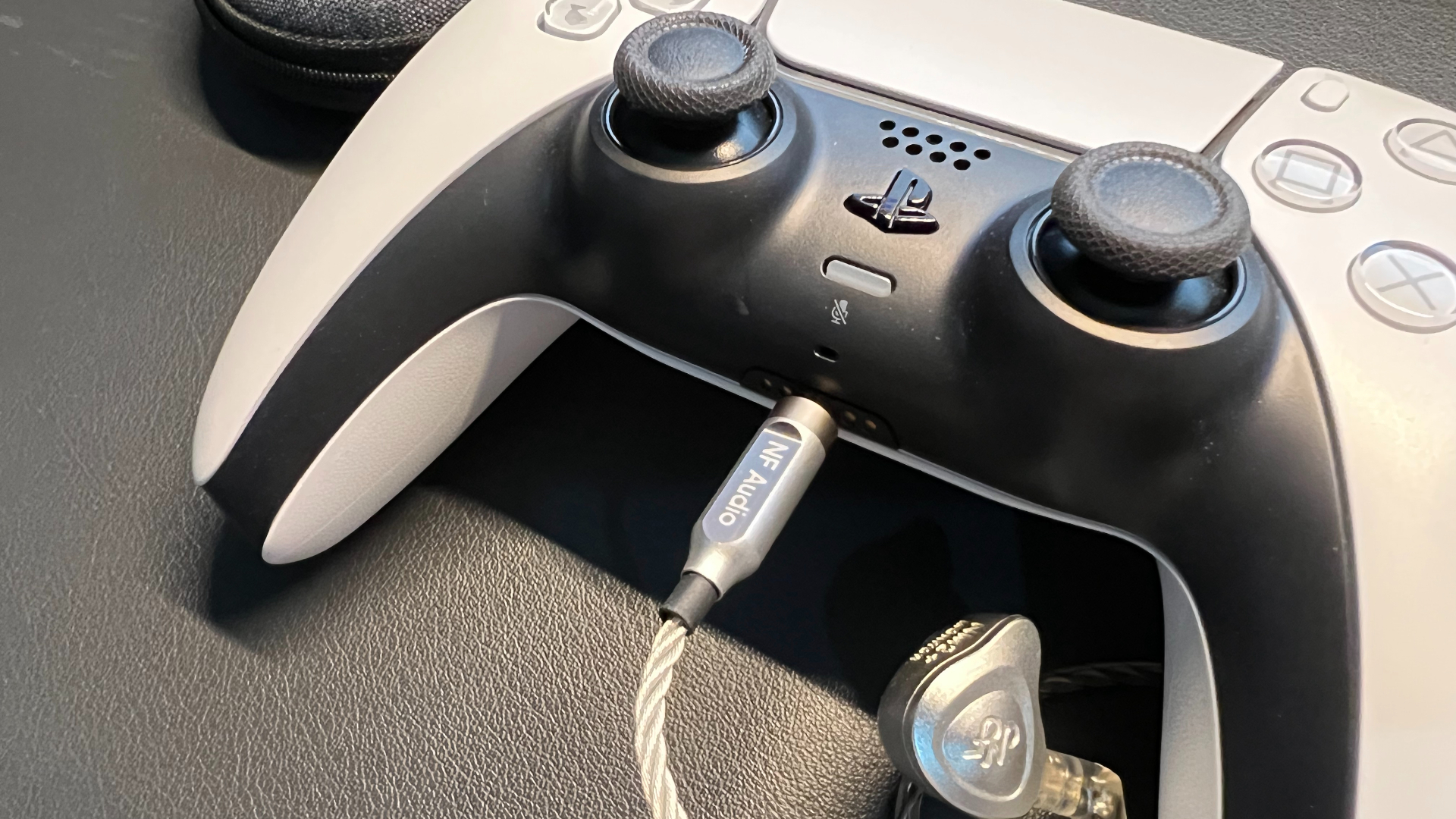   PS4/5手柄虽有耳机孔，主要为了联机时队友语音，是无线传输，在游戏中声音效果不佳