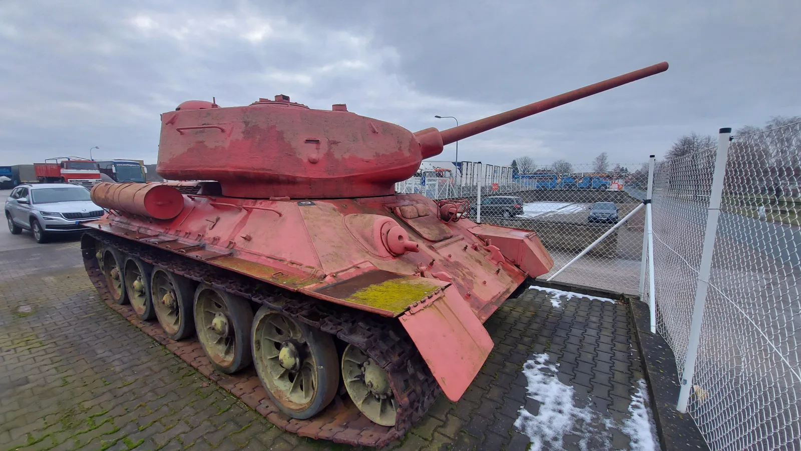 家里的万王之王：捷克一男子家中有T-34/85坦克和SD-100坦克歼击车并已获准保留