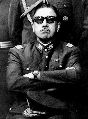 皮诺切特，1973年推翻智利共产党执政，成为独裁者。执政期间实行自由经济政策，一定程度上恢复了智利的经济，但同时他抓捕并杀害了大量异见人士。1989年，智利实行大选，皮诺切特在大选中失利，独裁政权结束。