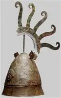 前3世纪的皮洛斯盔，顶端装饰着类似蛇发女怪的图案