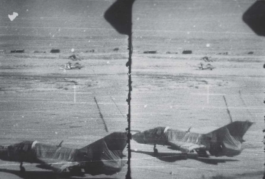 119中队一架“幻影”照相枪拍下的照片，可以看到停在地面的米格-15（远）和米格-21（近）