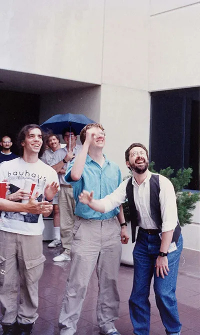 我们发布《地下世界》的那一天。左边是Doug Church（译者：这是《神偷》关键人物），中间是Paul Neurath（译者：这是沃伦现在的合伙人），右边是我。（我们朝天空发射了一个玩具士兵来庆贺，别问我为什么）