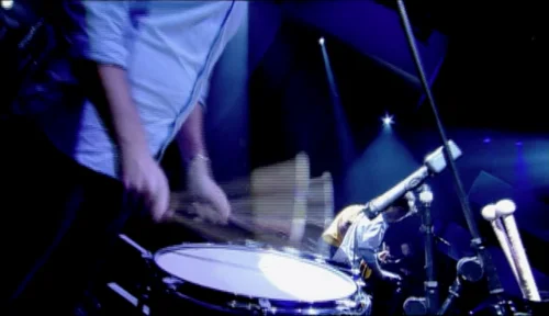 Ed 在2003年打着他的嗵嗵鼓。