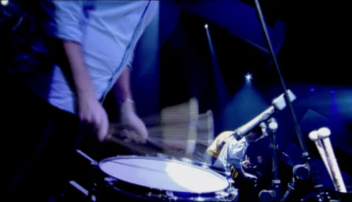Ed 在2003年打着他的嗵嗵鼓。