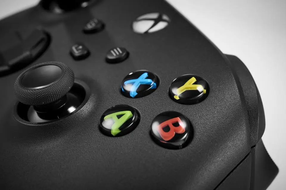 微软回应Xbox次世代手柄按键无响应问题，表示正积极研究解决方案