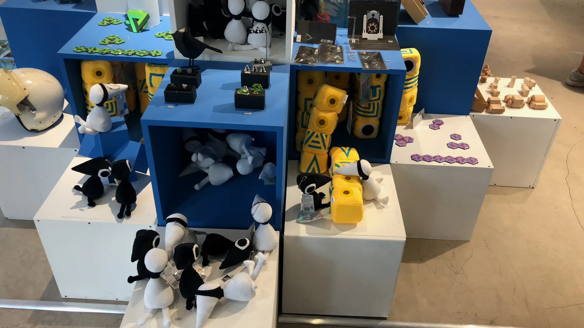 临走的时候，艺术馆门口的纪念品店吸引住了我...的钱包，官方授权的《纪念碑谷2》玩偶实在是太可爱了，于是剁了一波手。