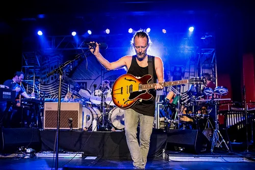 一张照片：Thom 在2013年的 AMOK 俱乐部弹着他的 Gibson ES330（hazyskyline）。