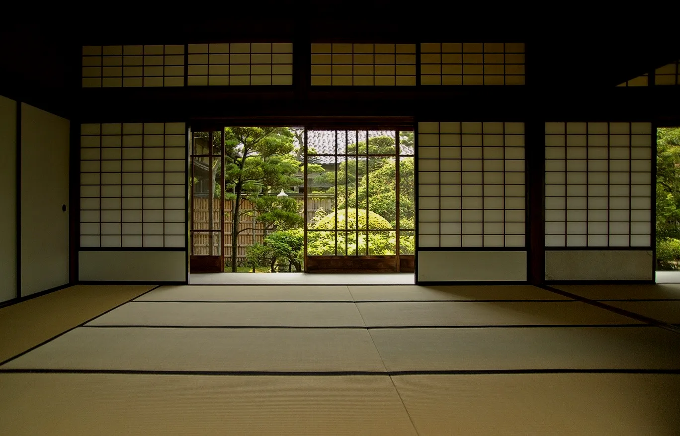 日本传统建筑中的障子也是流动空间中脆弱的屏障