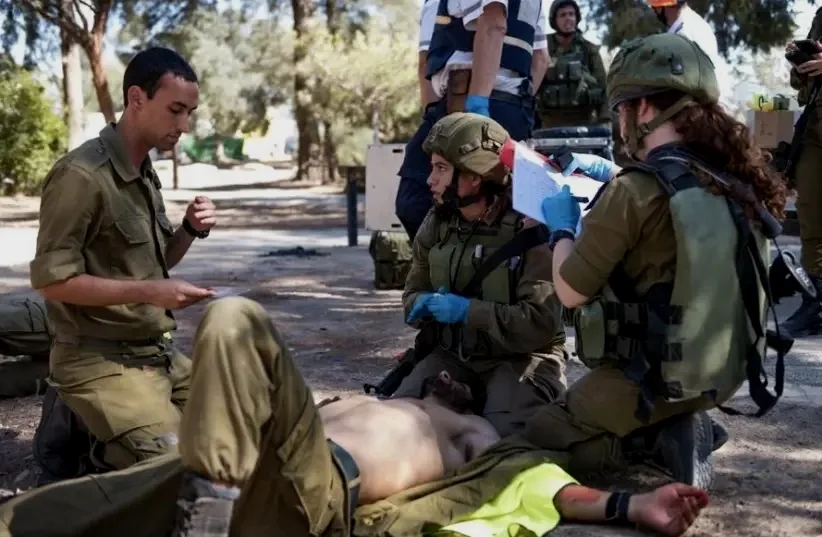 IDF女军医正在进行救助演练