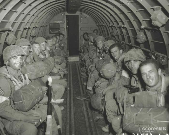 已经登上C47的504团伞兵们，他们不知道一场灾难已经来临