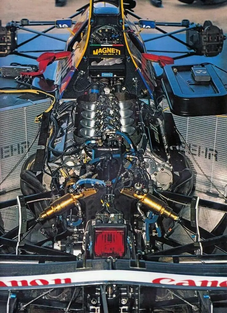 FW14B搭载的是雷诺RS3C/RS4 3.5升V10发动机。