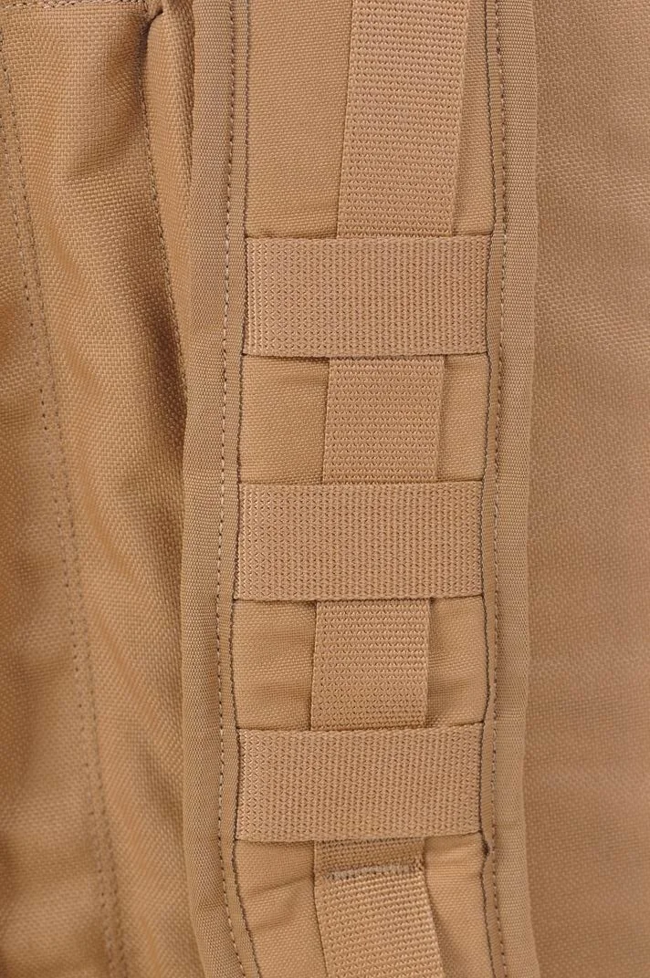 突击包的背带设计类似于陆军的 MOLLE II 突击包，表面设有三条横向织带，可加挂一些小附件或者固定水袋饮管以及通信线缆