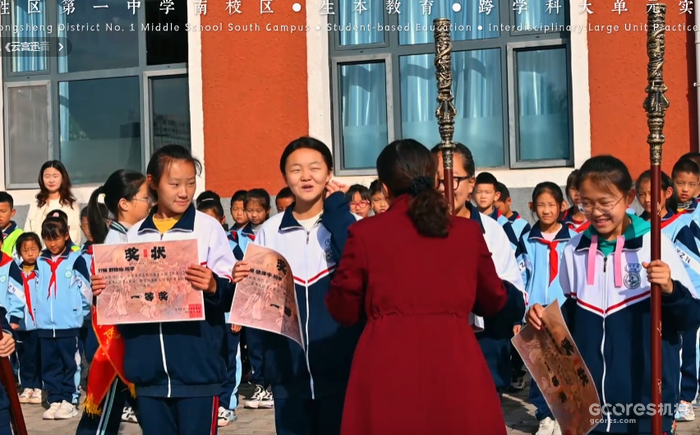 校长拿着金箍棒给学生颁奖