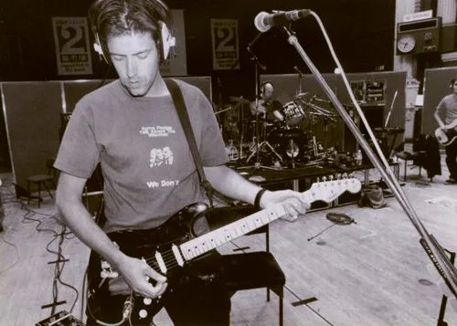 Ed 在90年代晚期的 BBC 弹着他的 Eric Clapton Start，这时候他还没装延音系统。