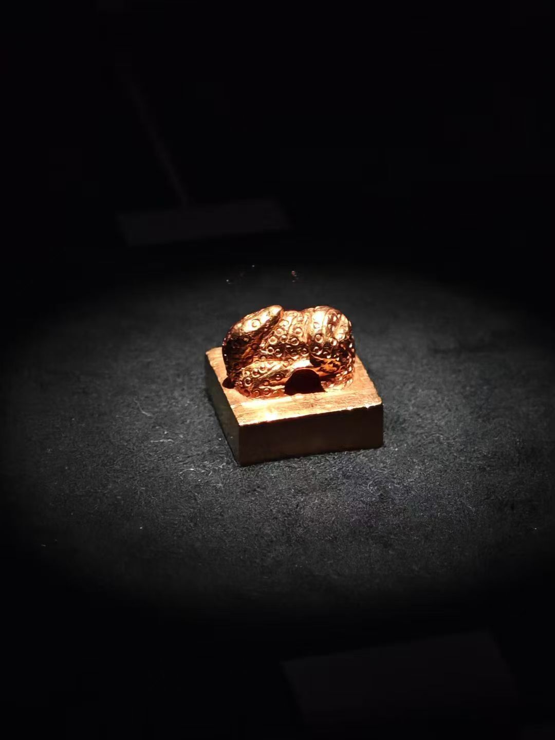 金印出土后，日本学术界曾对其真伪存在争议，部分人认为可能是日本人伪造或仿刻。但随着中国“滇王之印”“广陵王玺”等汉代金印的出土，从材质、形制、工艺、印文风格等方面对比，“汉委奴国王”金印被证实为真品，学界普遍认可其为东汉光武帝所赐。