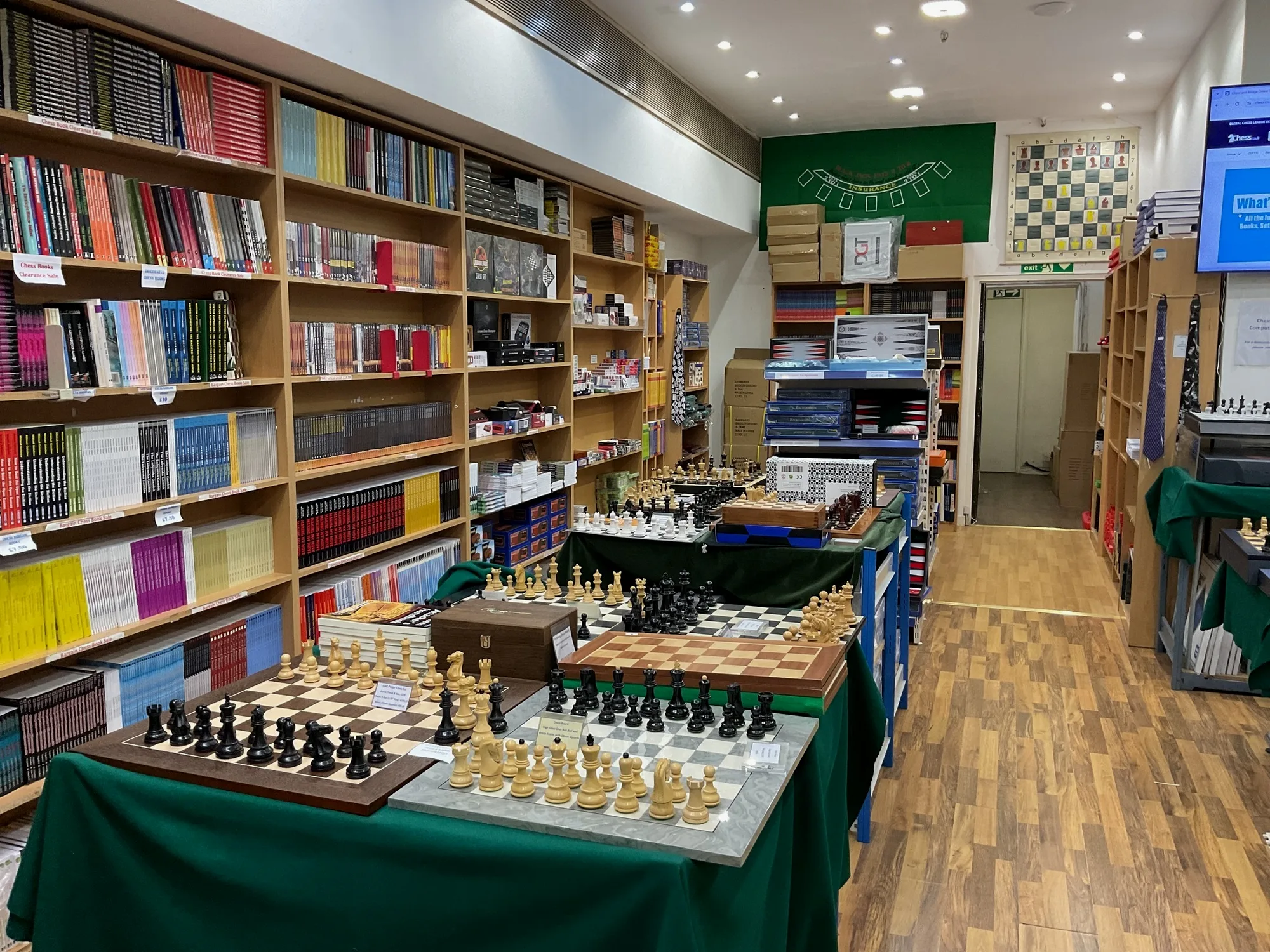 这边主要是中古和二手书。这张照片拍在店铺搬家之前，因此连着颜色的是清仓品。
