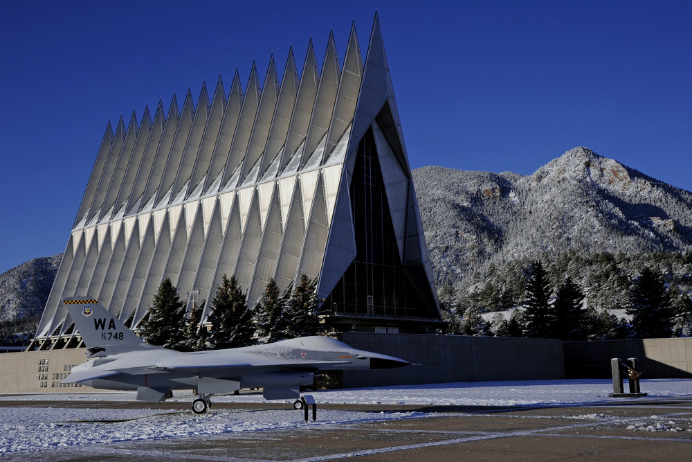 现实中的美国空军学院礼堂与落基山脉