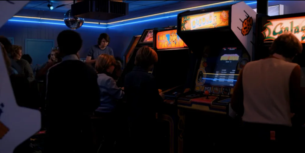 后面从左到右依次是 Tempest、Ms.Pac-man、Dig Dug、Galaga（打飞机小游戏）