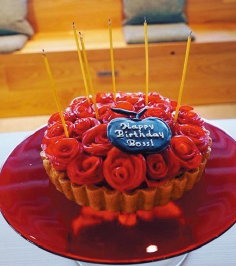 通紅的生日蛋糕