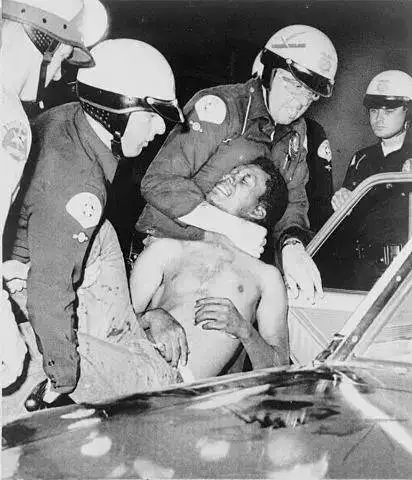 报告中指出:“洛杉矶市警察局对在执法中尤其是在少数民族社区执法时施暴的警察予以表彰和奖励。显然，很多警官带着敌意的情绪来对待公民;对公众粗暴和不敬的警察不胜枚举。至少有数百名警察多次施暴，警察局不仅从未惩罚这些警察，而且还以积极的评价和晋职来鼓励他们。”
